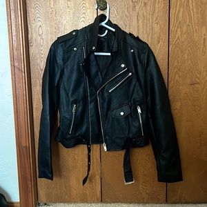 It’s in a good shape and hardly worn has all the things that came with.